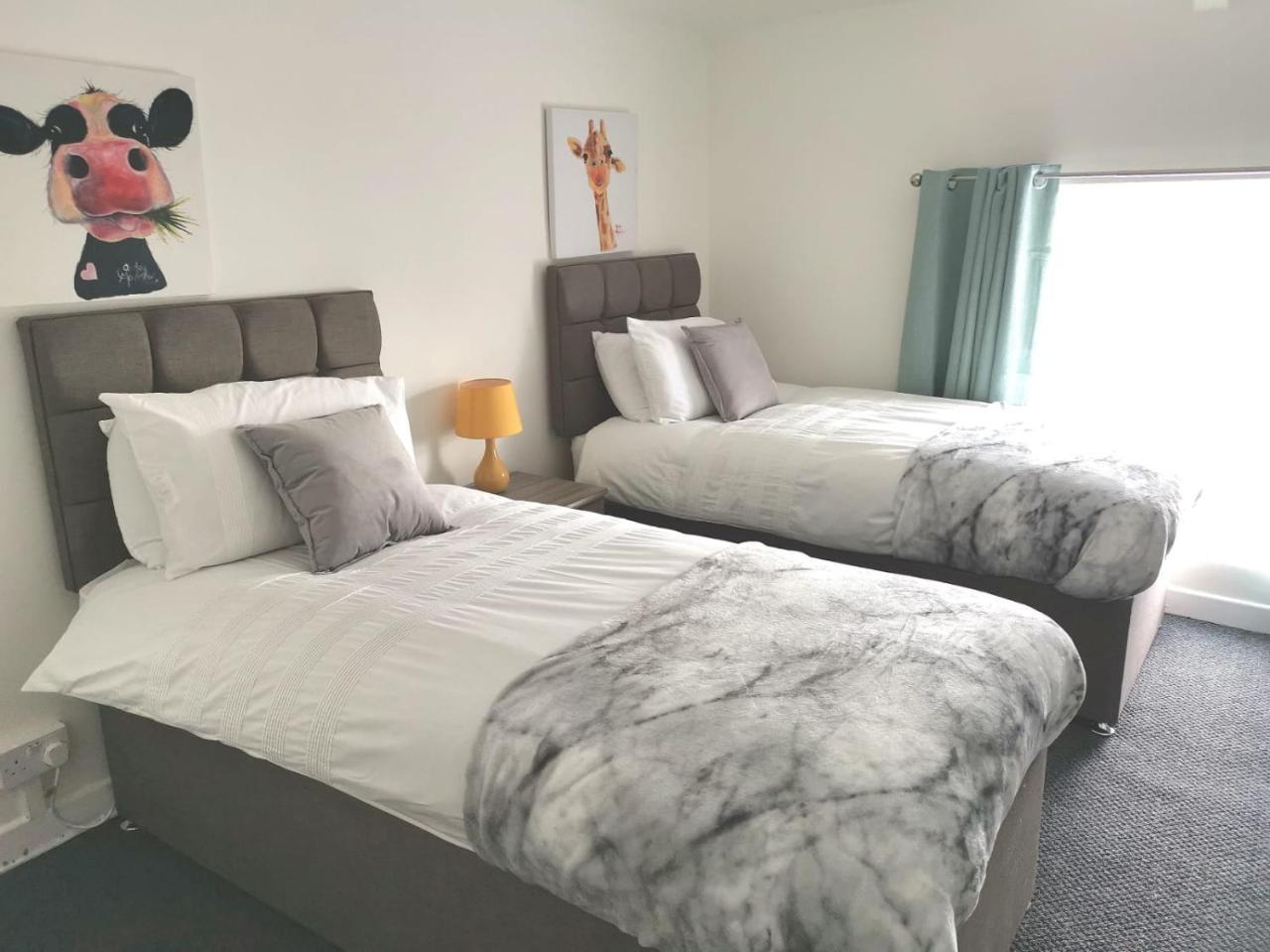 Parking, Smart Tv'S In All Rooms, Central Location سوانسي المظهر الخارجي الصورة