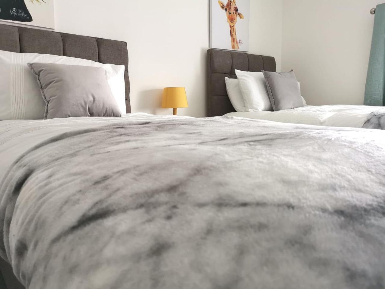 Parking, Smart Tv'S In All Rooms, Central Location سوانسي المظهر الخارجي الصورة